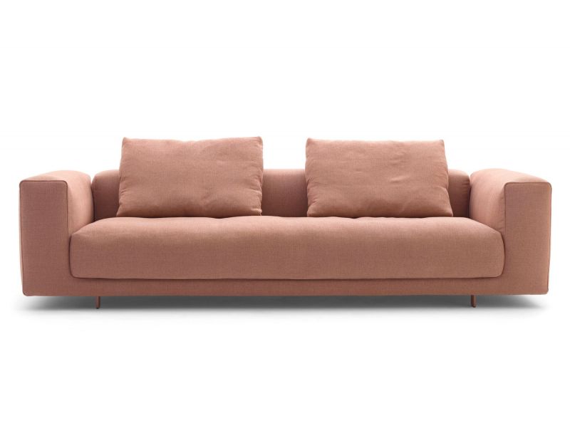 Moss Lounge Sofa in Rosa mit zwei Kissen, modernes Design für Wohnzimmer.